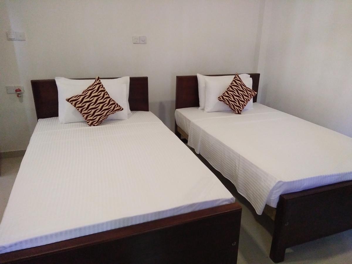 Ocean Bay Surf Resort Weligama Esterno foto