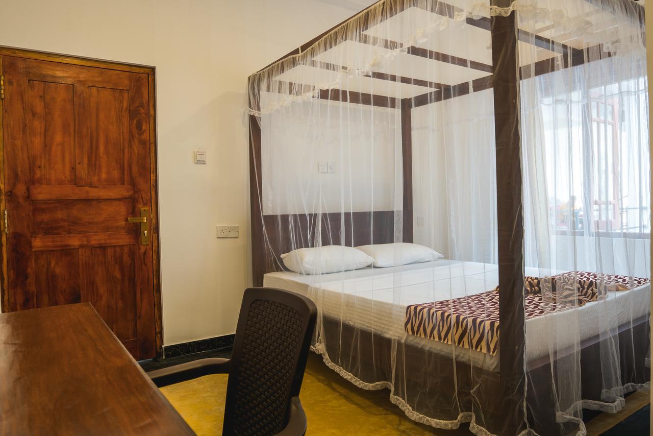 Ocean Bay Surf Resort Weligama Esterno foto