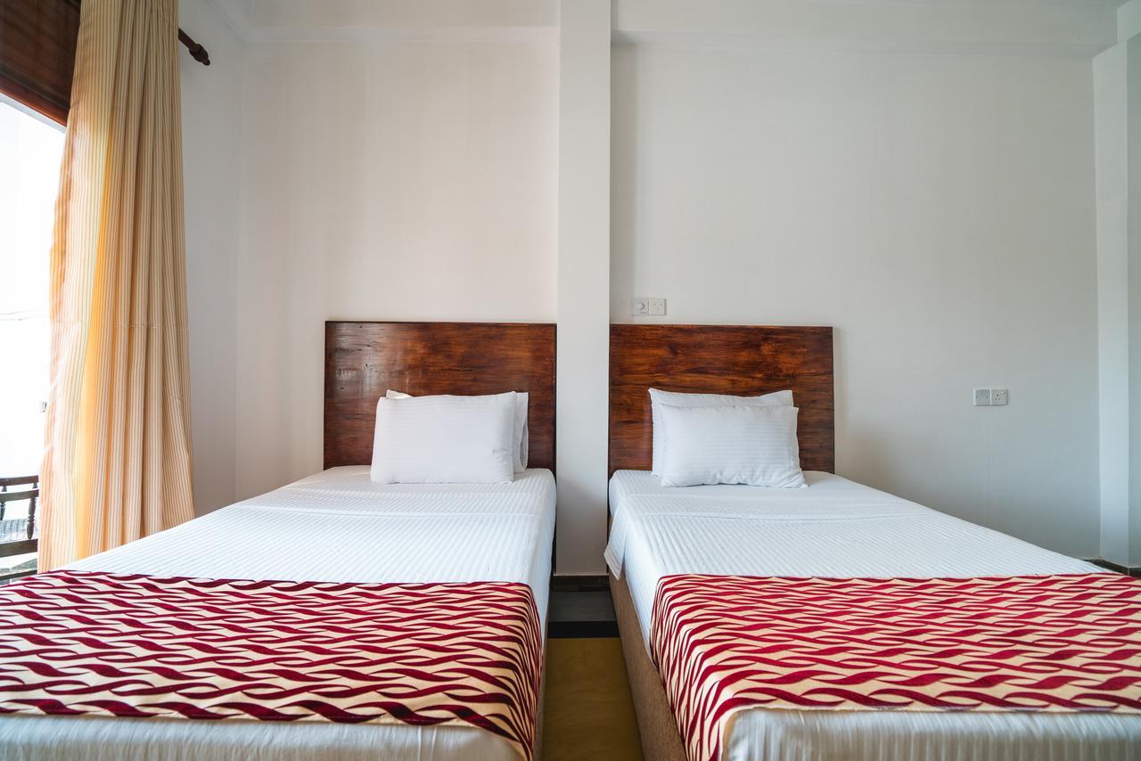 Ocean Bay Surf Resort Weligama Esterno foto