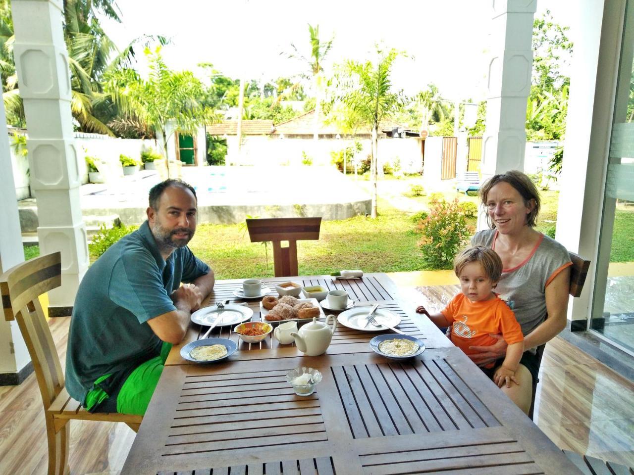 Ocean Bay Surf Resort Weligama Esterno foto