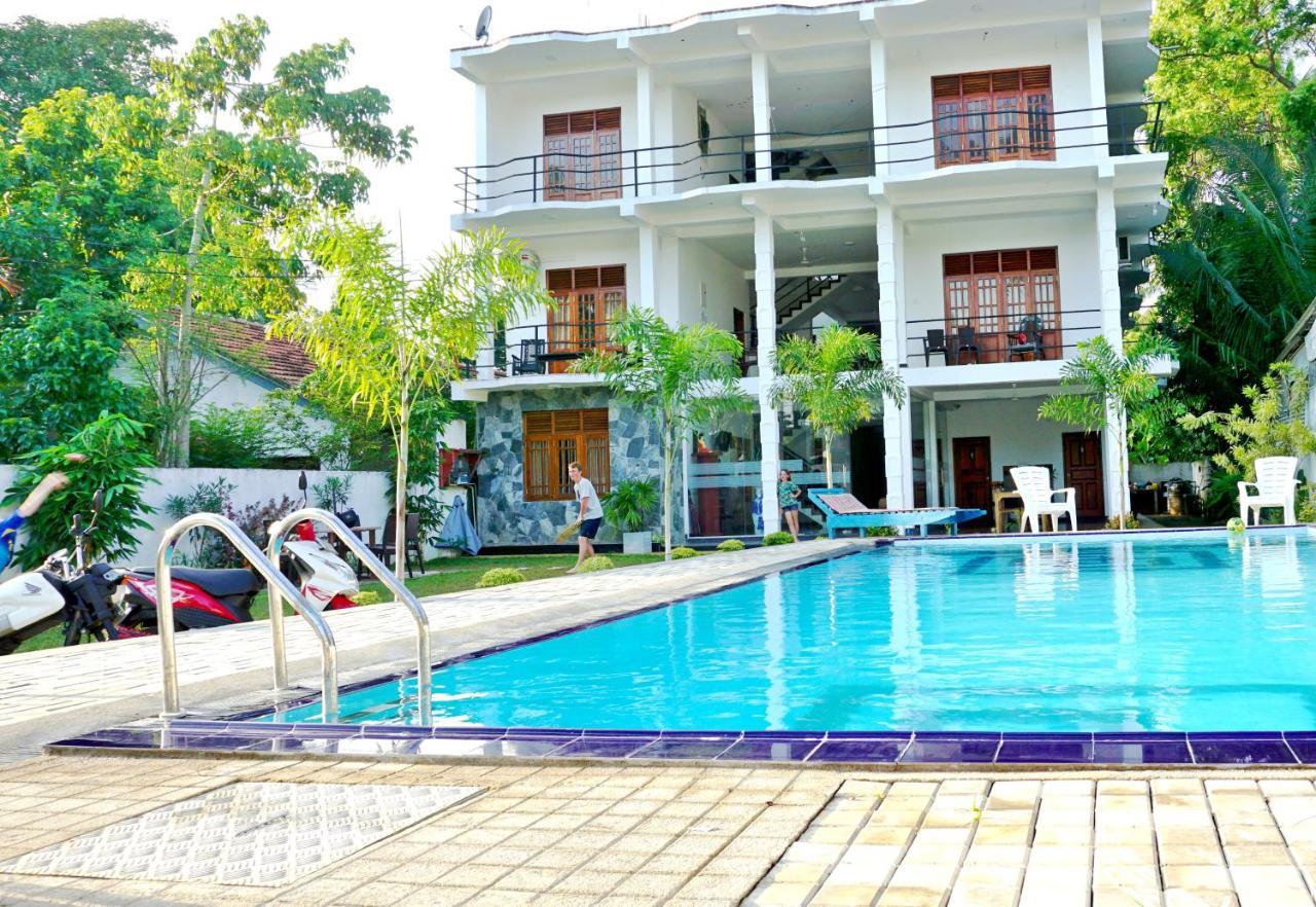 Ocean Bay Surf Resort Weligama Esterno foto