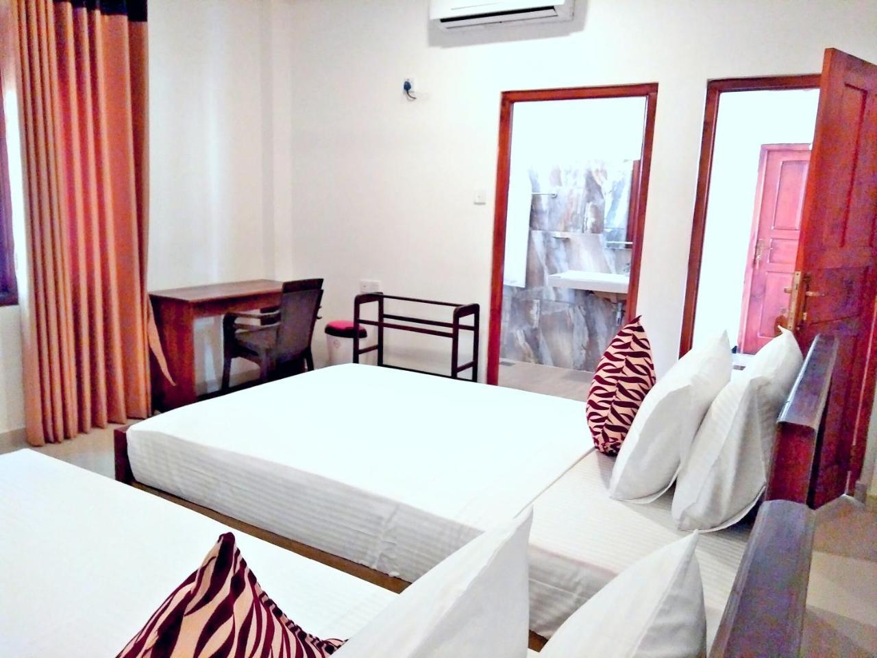 Ocean Bay Surf Resort Weligama Esterno foto