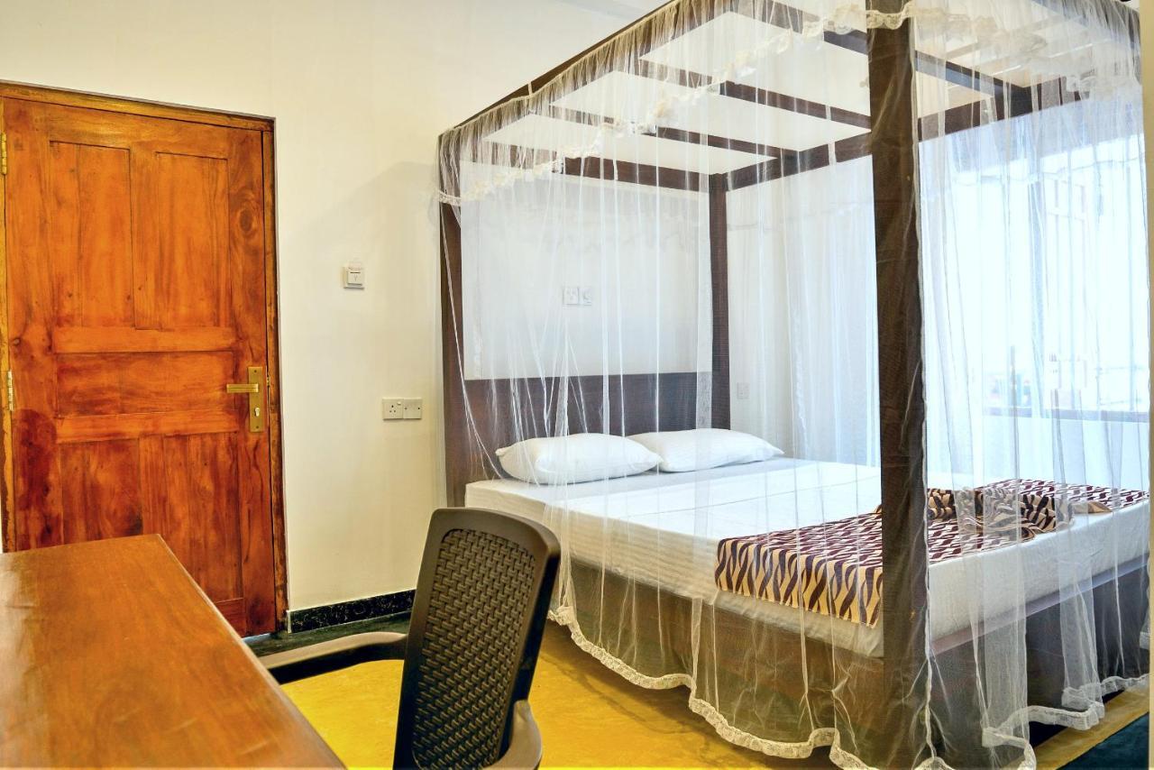 Ocean Bay Surf Resort Weligama Esterno foto
