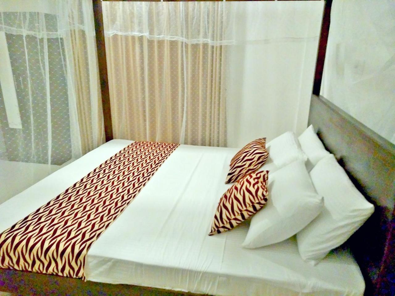 Ocean Bay Surf Resort Weligama Esterno foto