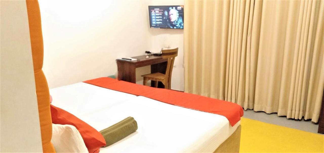 Ocean Bay Surf Resort Weligama Esterno foto