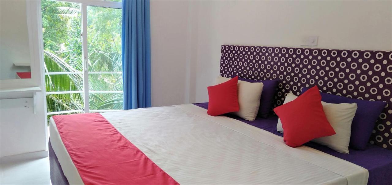 Ocean Bay Surf Resort Weligama Esterno foto